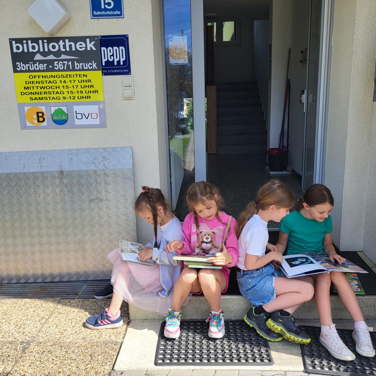 Bibliothek aussen Kinder