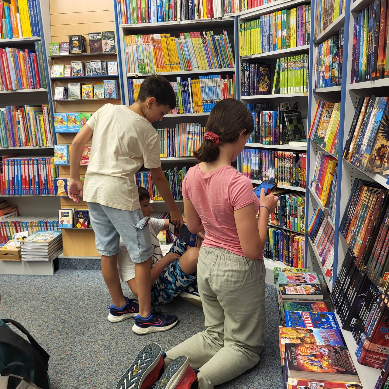 Bibliothek Kinder knieend